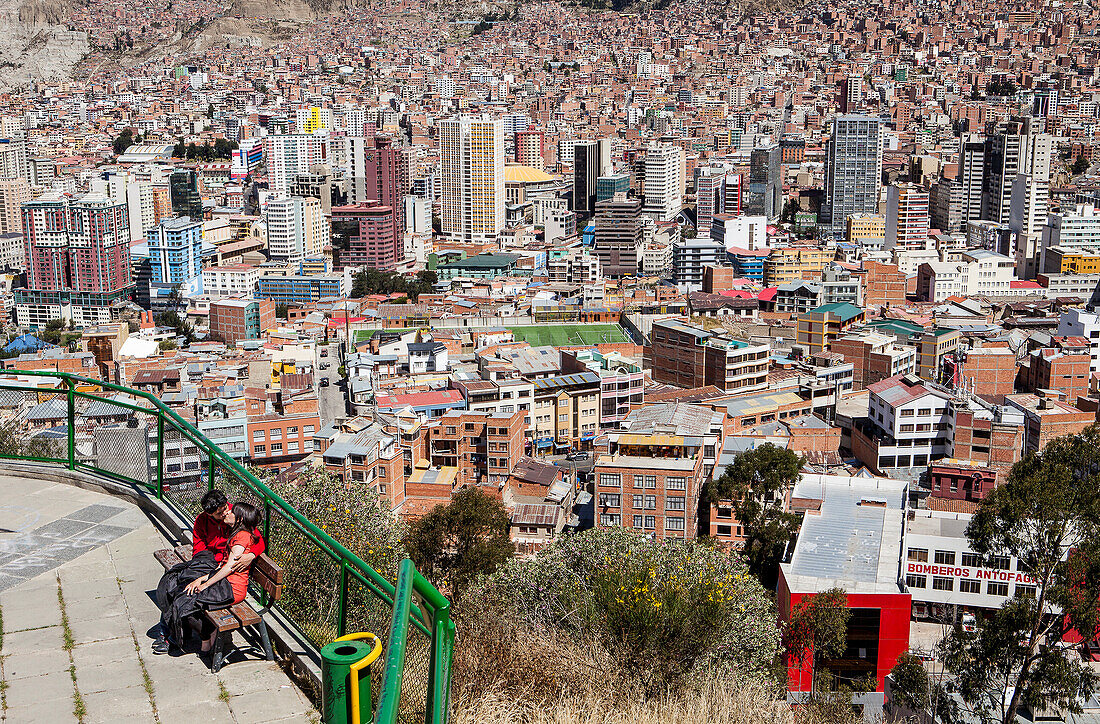 Küssendes Liebespaar und Panoramablick auf die Stadt, La Paz, Bolivien