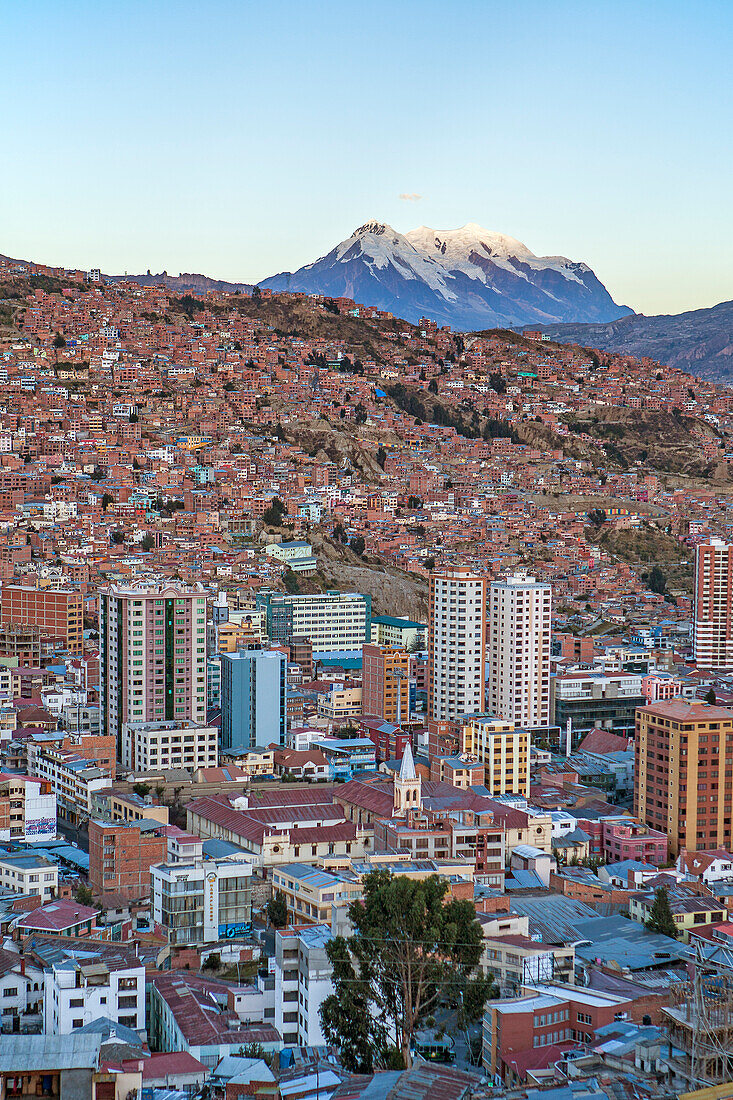 Panoramablick auf die Stadt, im Hintergrund der Berg Illimani 6462 m, La Paz, Bolivien