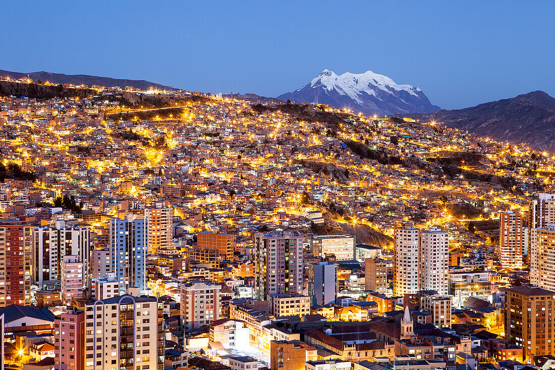 Panoramablick auf die Stadt, im Hintergrund Illimani-Berg 6462 m, La Paz, Bolivien