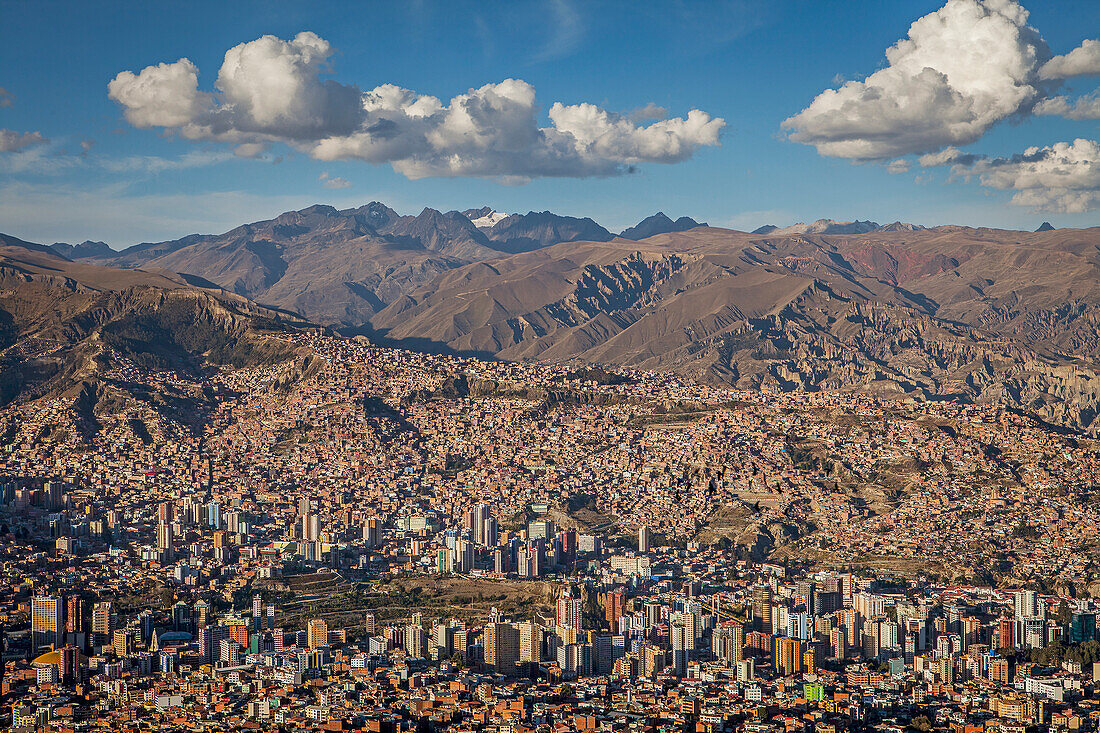 Panoramablick auf die Stadt, im Hintergrund Los Andes Berge, La Paz, Bolivien