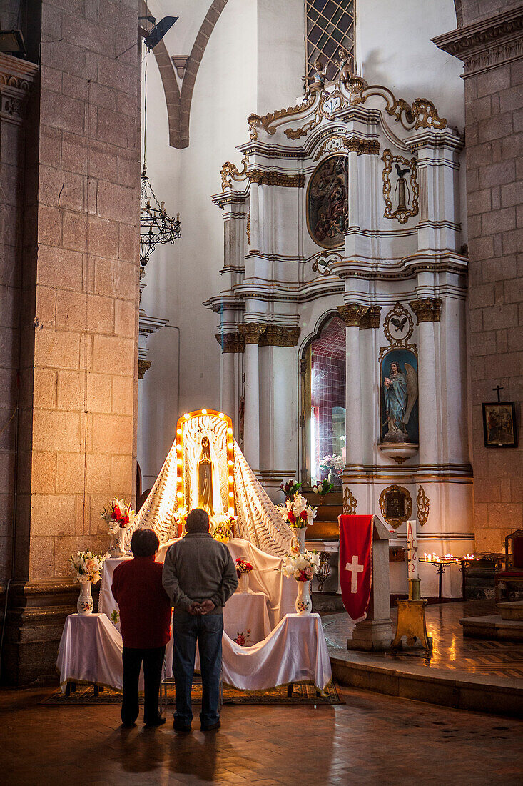 Betend, Kirche San Francisco, Potosi, Bolivien