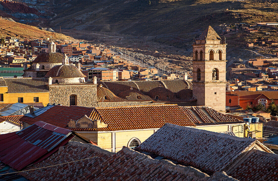 Kirche und Kloster von San Francisco, und Skyline der Stadt, Potosi, Bolivien