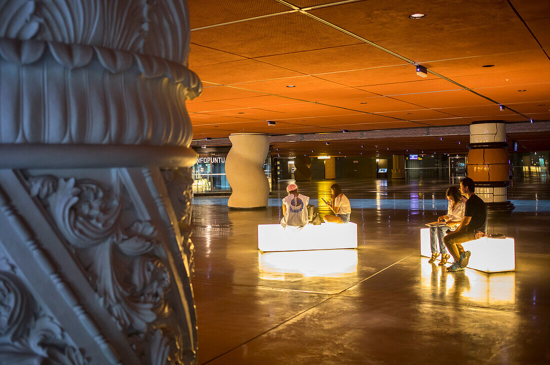 Atrium der Kulturen, Azkuna Zentroa, Alhondiga-Gebäude, Bilbao, Bizkaia, Baskenland, Spanien