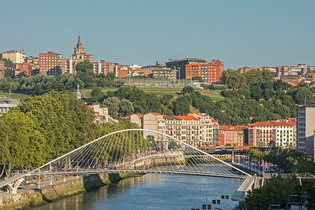 Ría del Nervion und Zubizuri-Brücke von Santiago Calatrava, Bilbao, Biskaya, Baskenland, Spanien