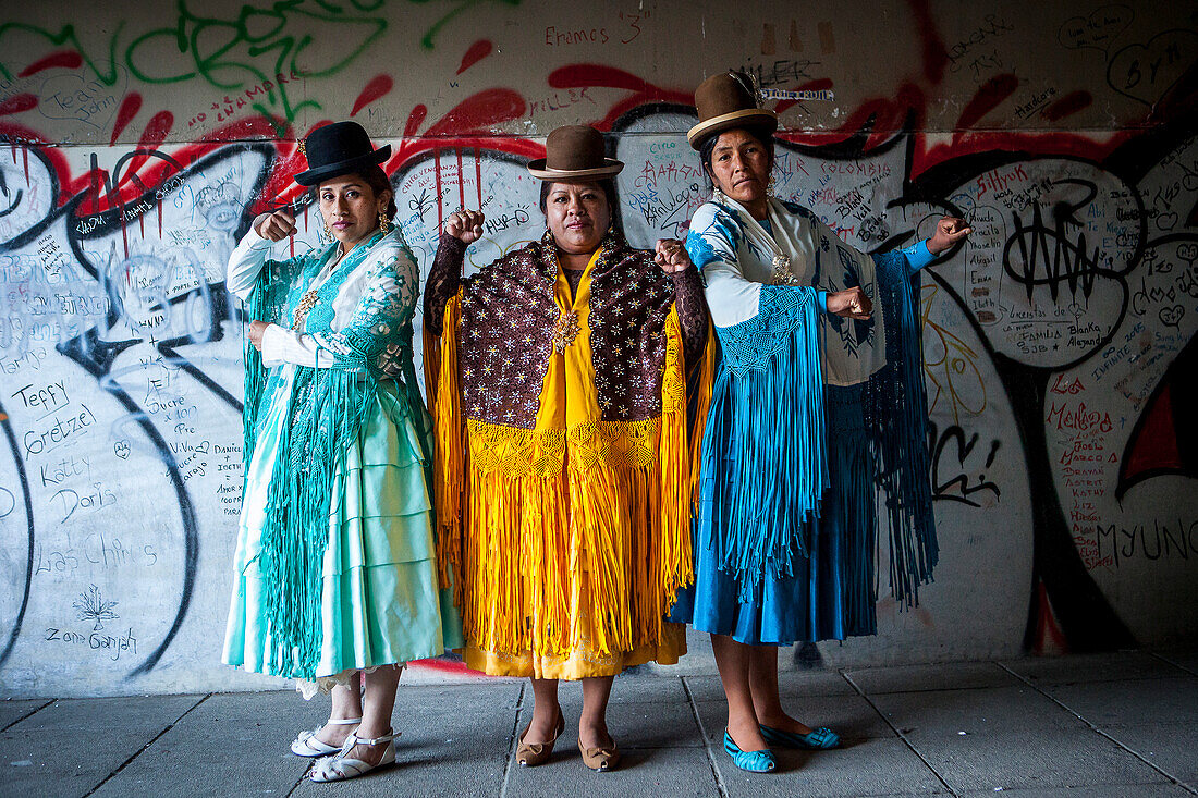 Links Benita la Intocable, in der Mitte Angela la Folclorista, und rechts Dina, cholitas Ringerinnen, El Alto, La Paz, Bolivien