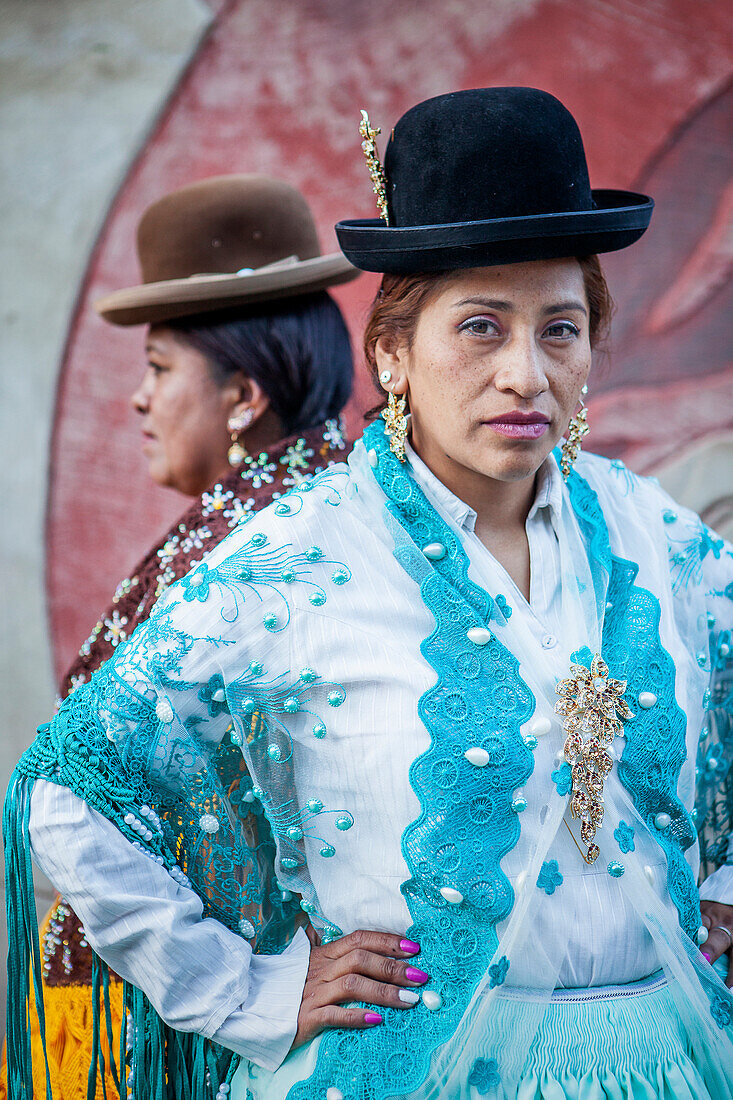 Rechts Benita la Intocable, links Angela la Folclorista, Cholitaringerinnen, El Alto, La Paz, Bolivien