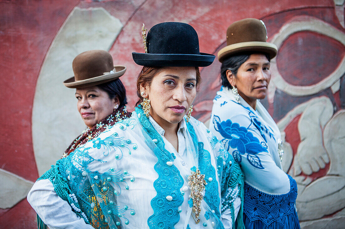 Links Angela la Folclorista , in der Mitte Benita la Intocable, und rechts Dina, Cholitas-Ringerinnen, El Alto, La Paz, Bolivien