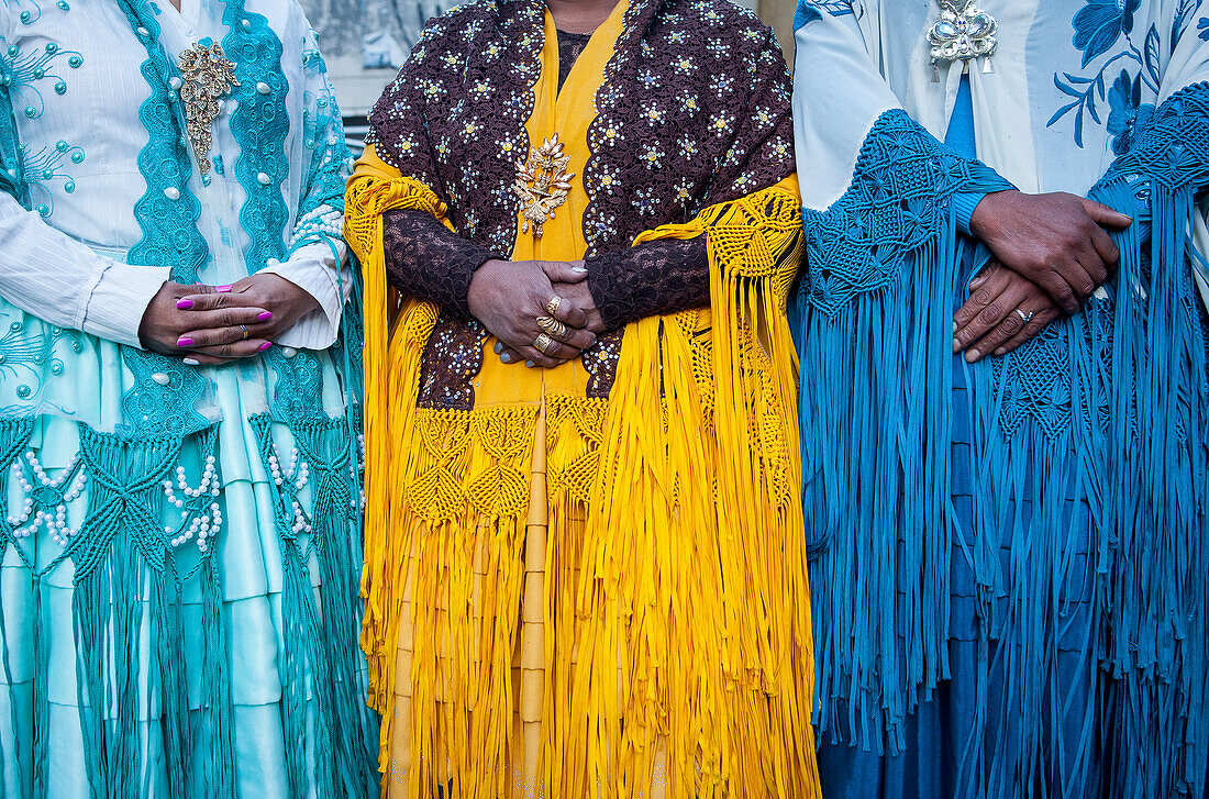 Detail von Kleidern und Händen. Links Benita la Intocable, in der Mitte Angela la Folclorista, und rechts Dina, Cholitas-Ringerinnen, El Alto, La Paz, Bolivien