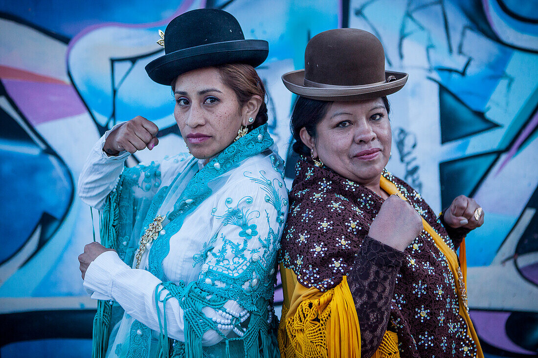 Links Benita la Intocable , und rechts Angela la Folclorista, cholitas Wrestlerinnen, El Alto, La Paz, Bolivien