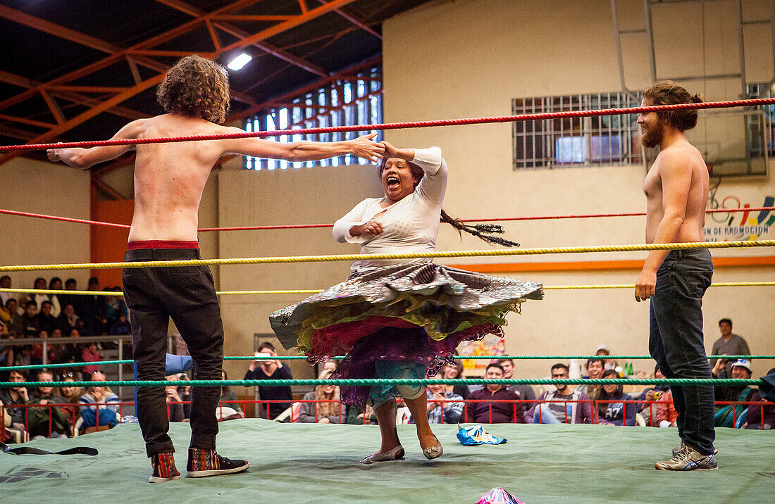 Lucha Libre. Zwei Spontane steigen in den Ring, um mit der Cholita Angela la Folclorista den Sieg zu feiern, Sportzentrum La Ceja, El Alto, La Paz, Bolivien