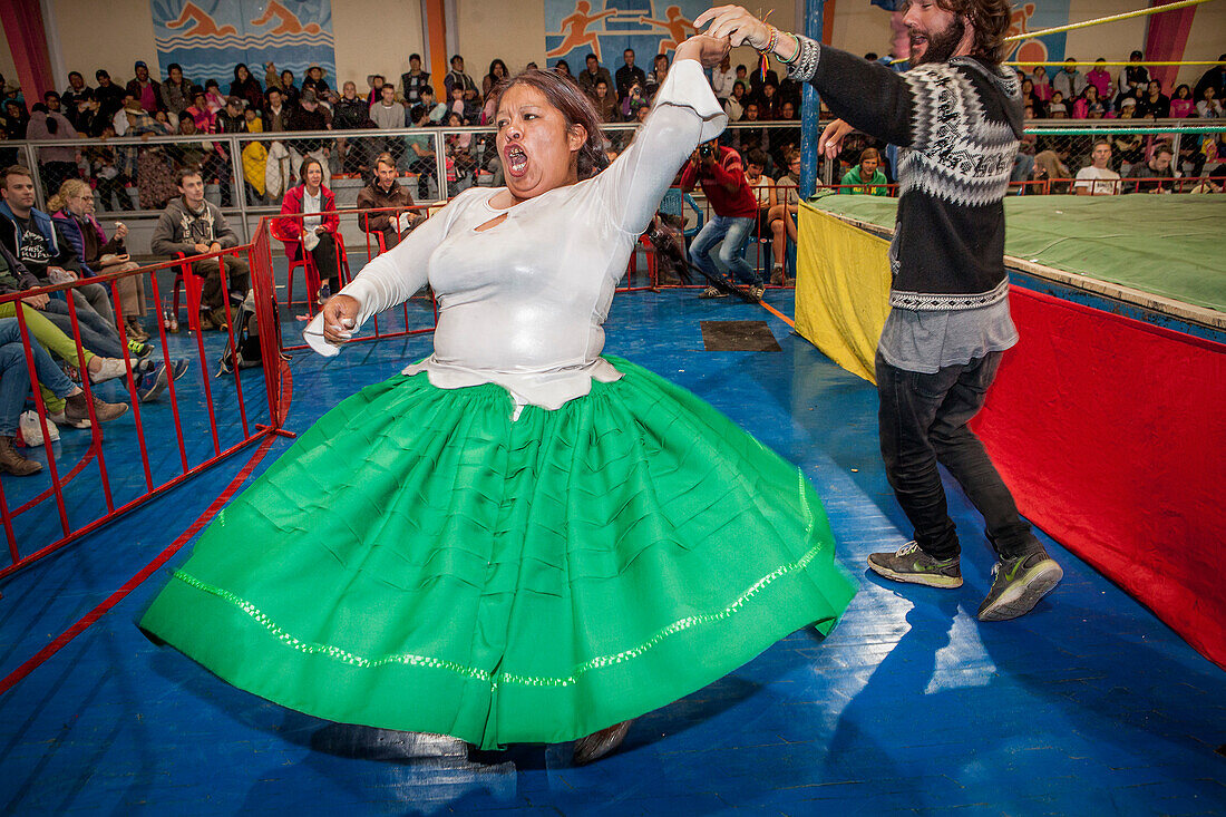 Lucha Libre. Spontaner Tanz mit der Cholita Angela la Folclorista zur Feier des Sieges, Sportzentrum La Ceja, El Alto, La Paz, Bolivien