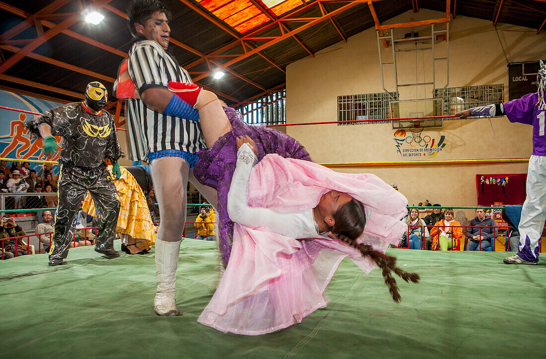 Lucha Libre. männliche und die cholita Celia la Simpatica Ringer im Kampf, Sportzentrum La Ceja, El Alto, La Paz, Bolivien