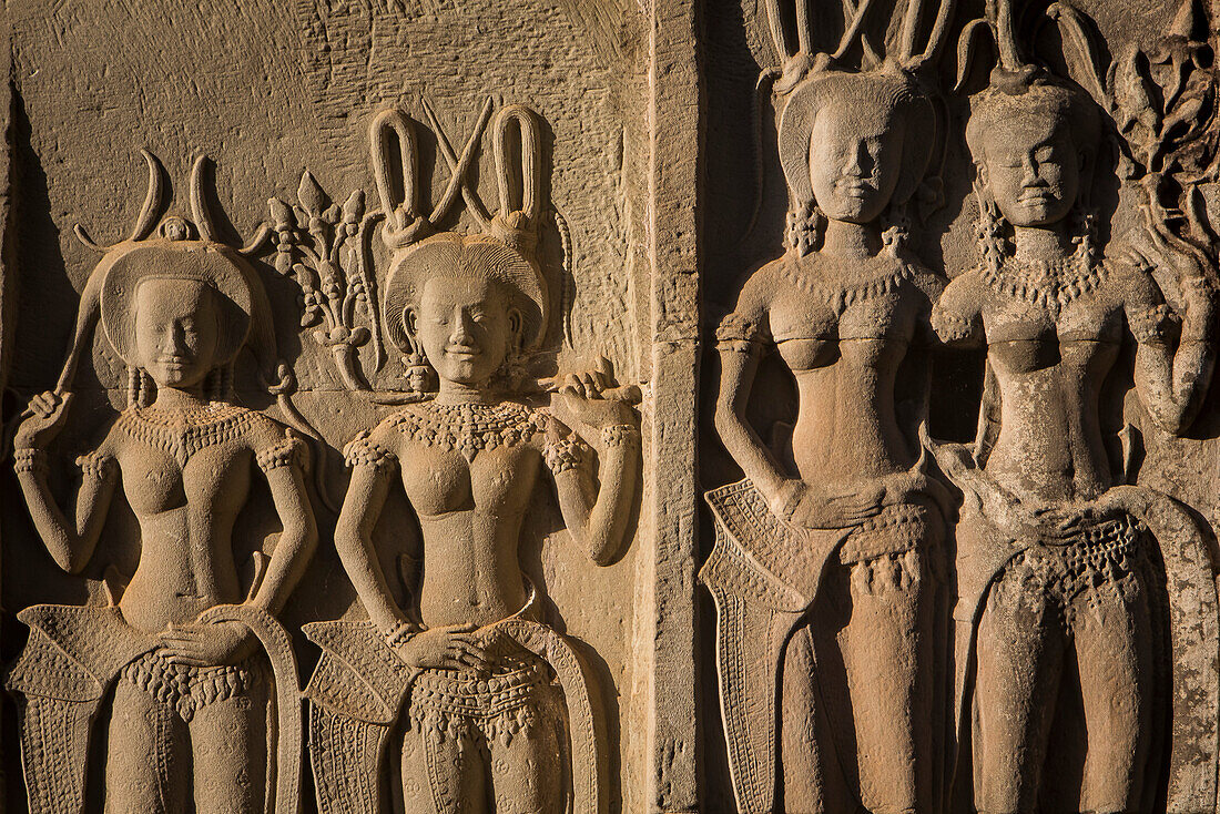 Aspara-Skulpturen im Flachrelief an der Wand, in Angkor Wat, Siem Reap, Kambodscha