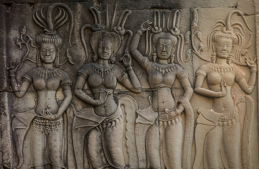 Aspara-Skulpturen im Flachrelief an der Wand, in Angkor Wat, Siem Reap, Kambodscha