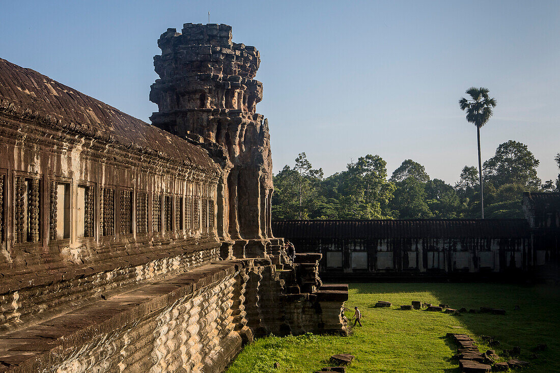 Tourist, im Inneren von Angkor Wat, Siem Reap, Kambodscha