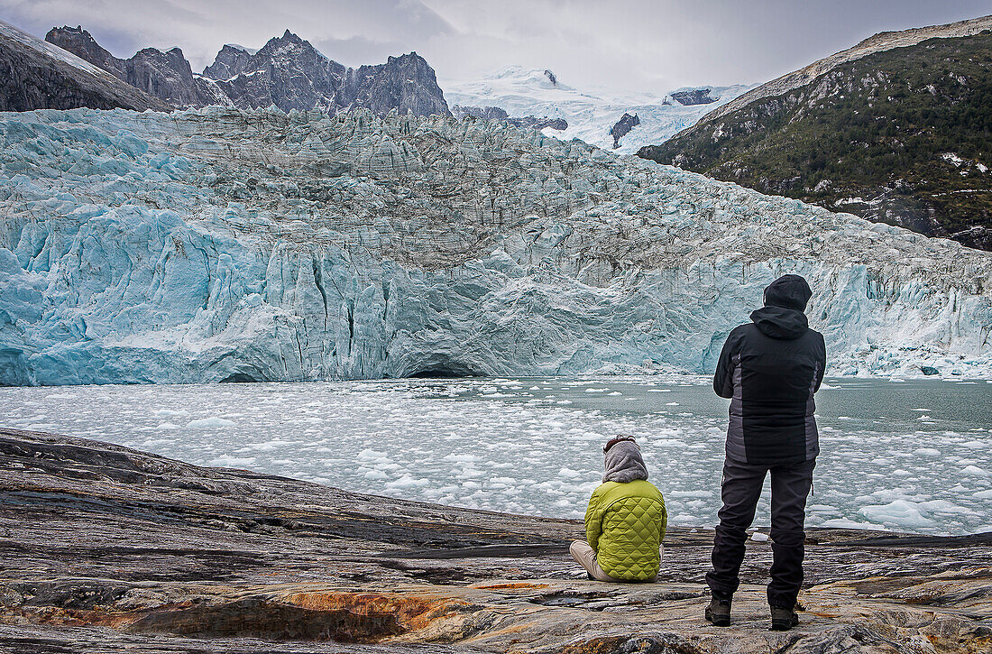 Touristen, im Pía-Gletscher, Beagle-Kanal (nordwestlicher Zweig), PN Alberto de Agostini, Feuerland, Patagonien, Chile