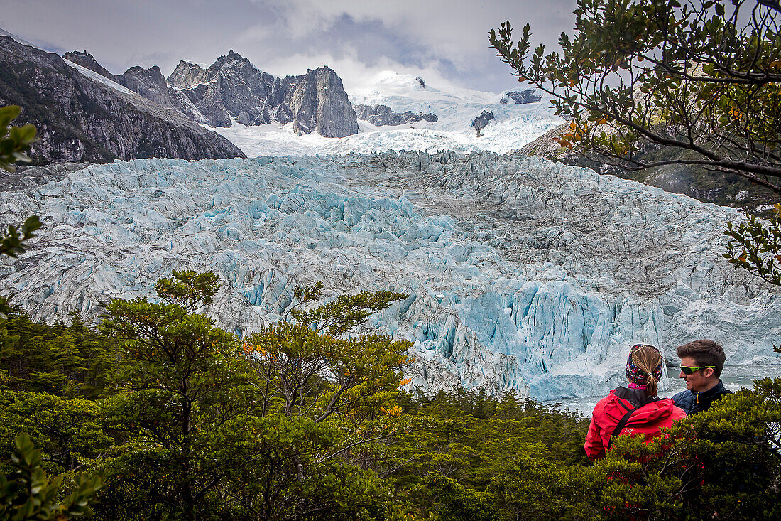 Touristen, Pía-Gletscher, Beagle-Kanal (nordwestlicher Zweig), PN Alberto de Agostini, Feuerland, Patagonien, Chile