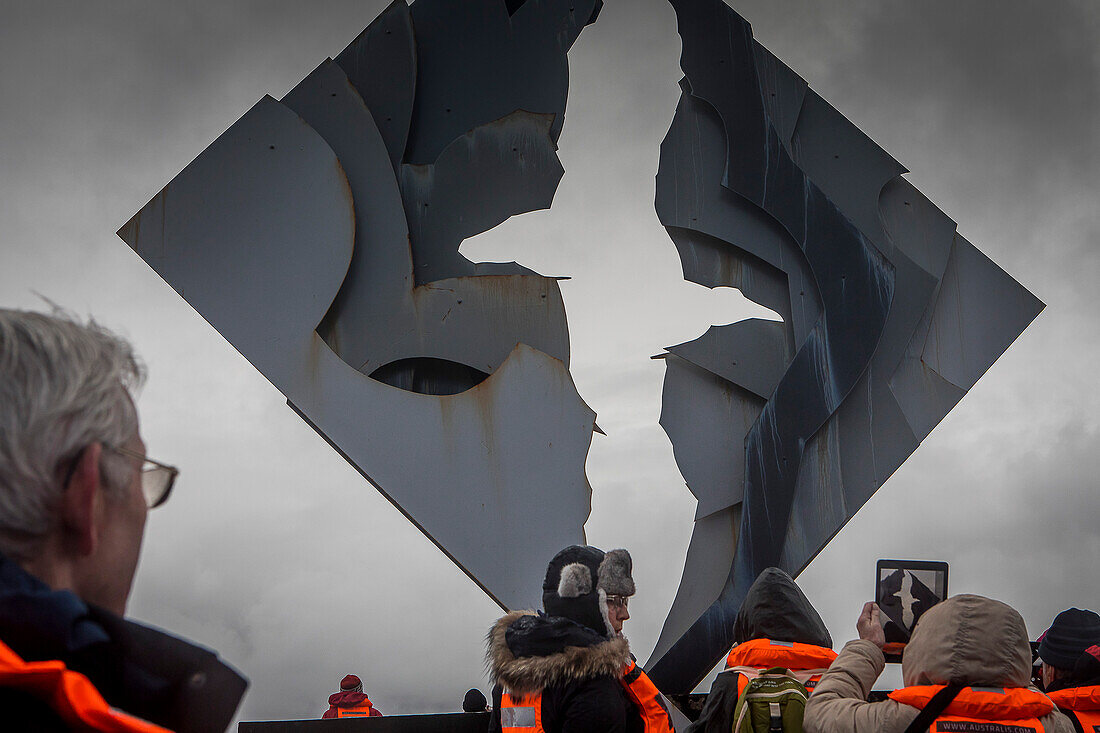 Touristen, Albatros-Denkmal für verlorene Seeleute, Kap Hoorn, Feuerland, Patagonien, Chile