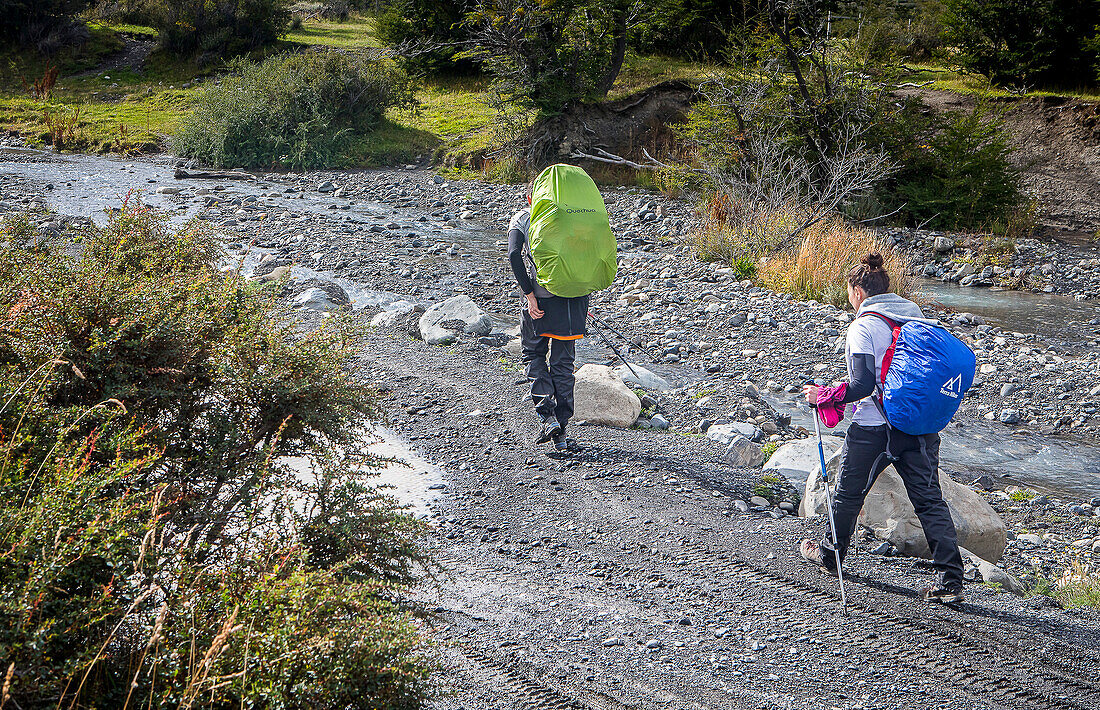 Wanderer im Torres-Sektor, Torres del Paine-Nationalpark, Patagonien, Chile