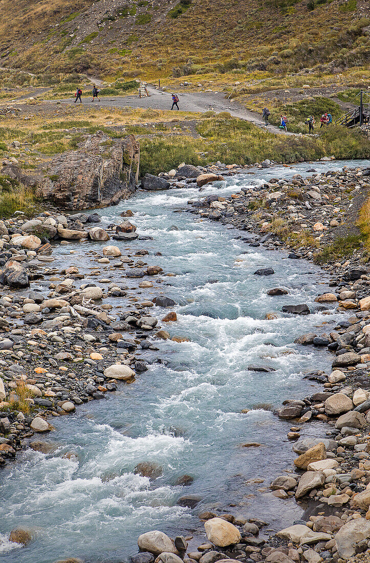 Fluss Ascencio. Wanderer im Torres-Sektor, Torres del Paine-Nationalpark, Patagonien, Chile