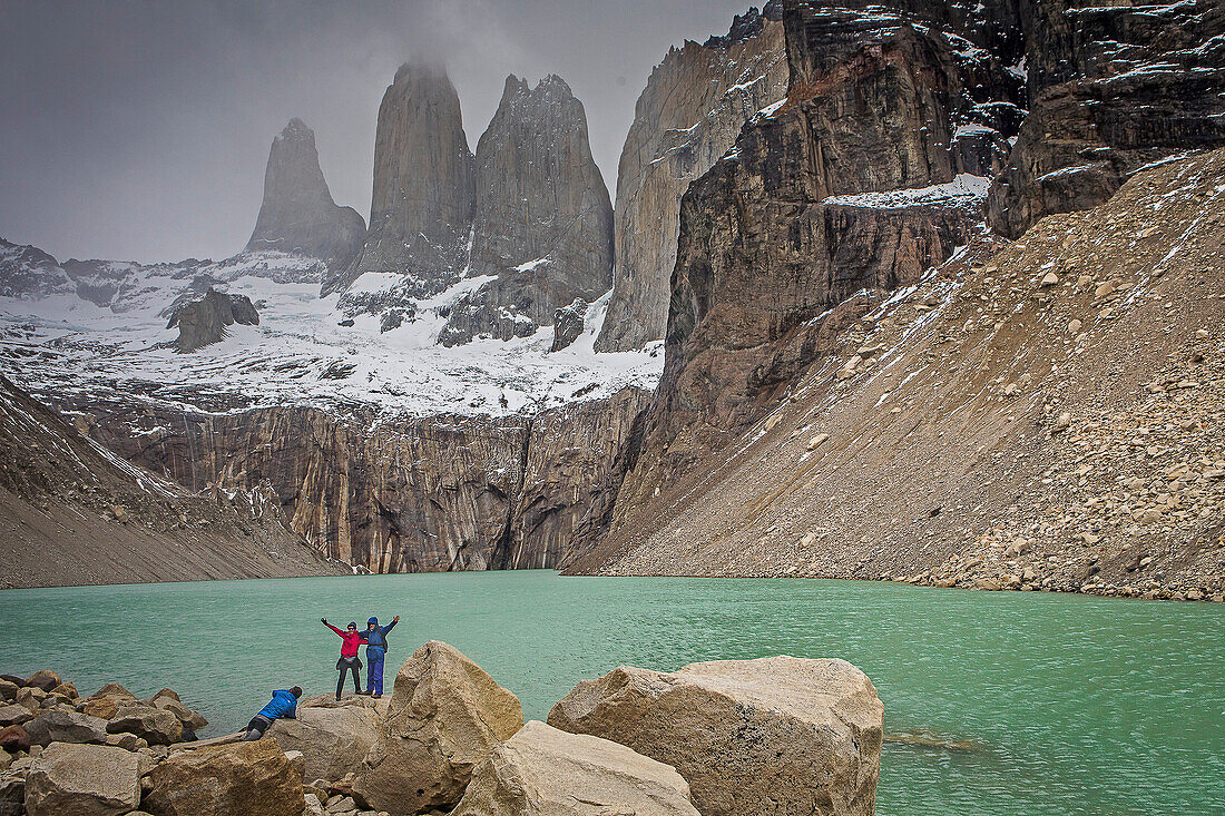 Wanderer, Mirador Base Las Torres. Sie können die erstaunlichen Torres del Paine sehen, Torres del Paine Nationalpark, Patagonien, Chile