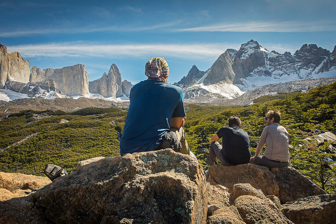 Wanderer in Mirador Británico, Valle del Francés, Torres del Paine Nationalpark, Patagonien, Chile