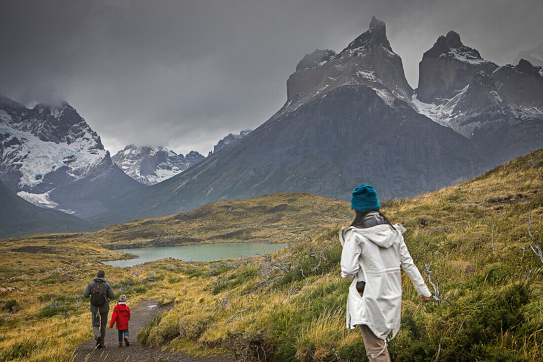 Familienwanderung in der Nähe des Mirador Cuernos, Sie können die beeindruckenden Cuernos Del Paine sehen, Torres del Paine Nationalpark, Patagonien, Chile