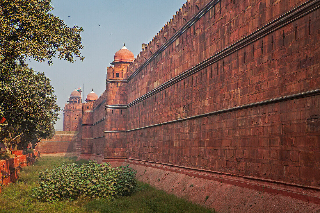 Festungsmauer und Graben des Roten Forts, Delhi, Indien