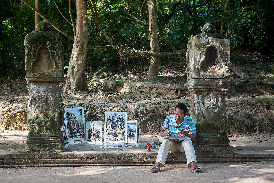 Maler im westlichen Zugang zum Preah-Khan-Tempel, Archäologischer Park Angkor, Siem Reap, Kambodscha