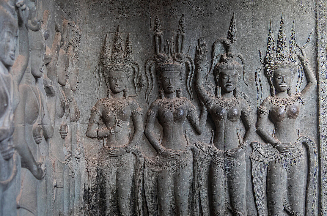 Aspara-Skulpturen im Flachrelief an der Wand, in Angkor Wat, Siem Reap, Kambodscha