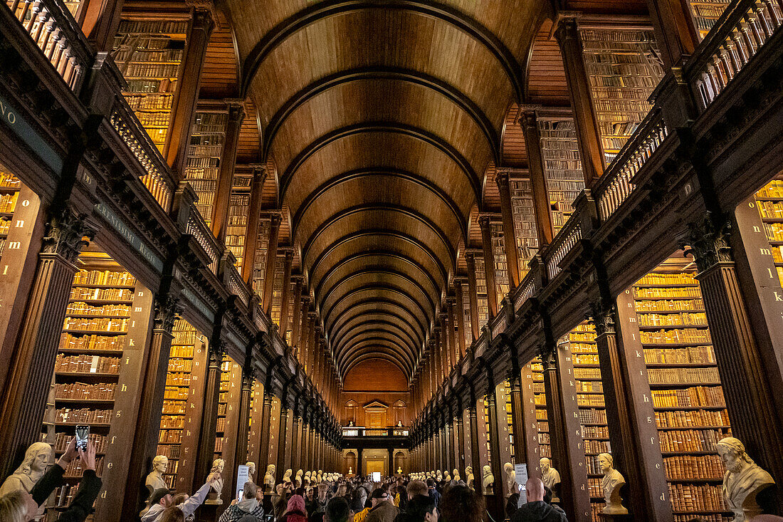 Der historische Long Room der Alten Bibliothek, im Trinity College, Dublin, Irland