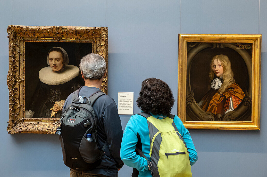 Links "Dame mit Handschuh" von Rembrandt van Rijn und Atelier. Rechts "Sir Philllip Perceval" von Thomas Pooley. Nationale Galerie von Irland, Dublin, Irland