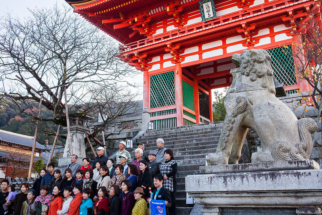 Besucher im Kiyomizu-dera-Tempel, Kyoto. Kansai, Japan.