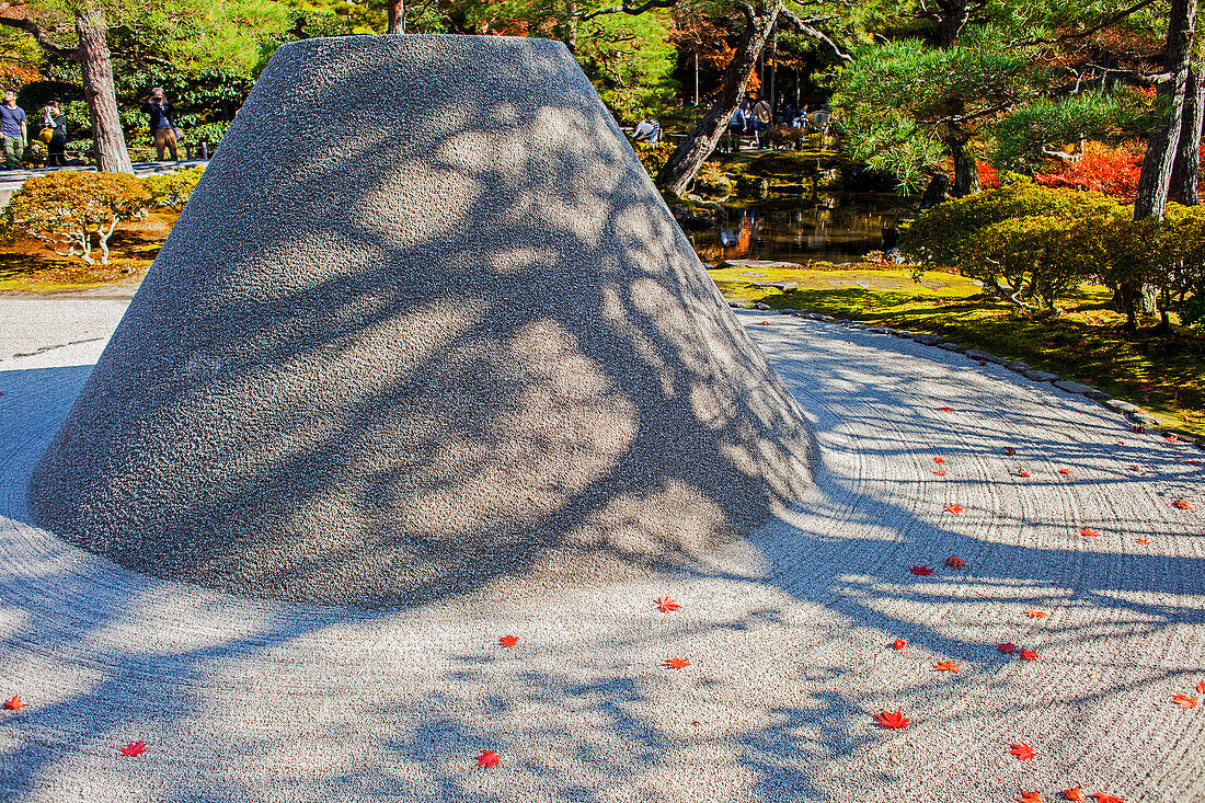 Zen-Garten, der den Berg Fuji und das Meer symbolisiert, im Ginkaku ji-Tempel, Kyoto, Kansai, Japan