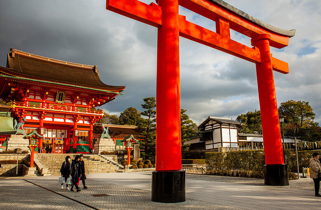 Haupteingang zum Heiligtum Fushimi Inari-Taisha, Kyoto, Japan