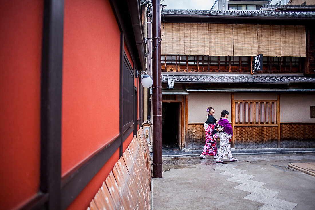 Mädchen im Kimono, in Pontocho, einem traditionellen japanischen Vergnügungsviertel für die Nacht. Kyoto. Japan