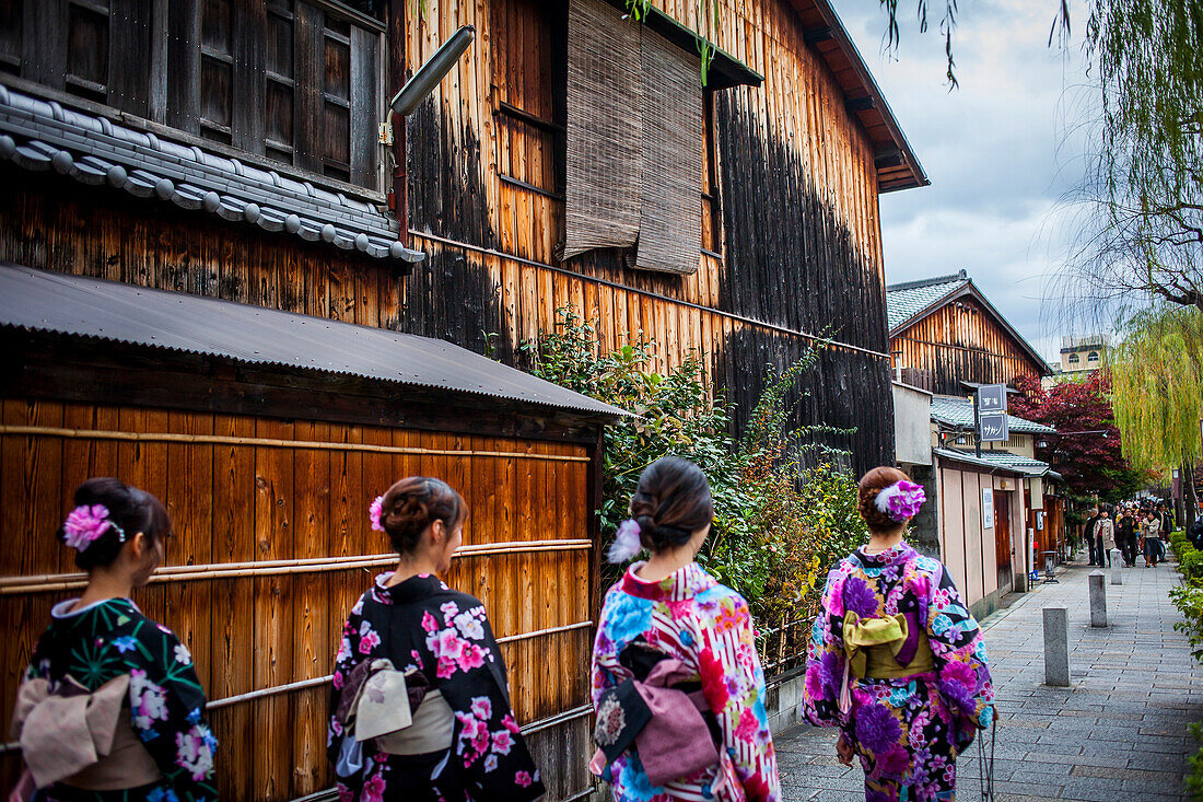 Frauen in Kimono, in Shirakawa-minami-dori, Bezirk Gion, Kyoto. Kansai, Japan.