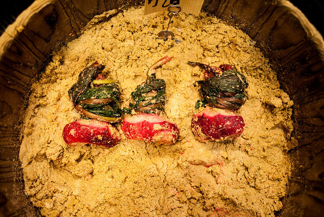 Radieschen im Geschäft für Essiggurken auf dem Nishiki Food Market, Kyoto, Japan