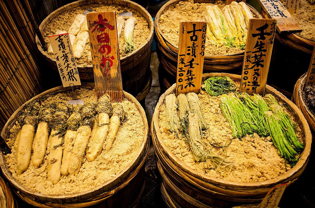 Geschäft mit Essiggurken auf dem Nishiki Food Market, Kyoto, Japan