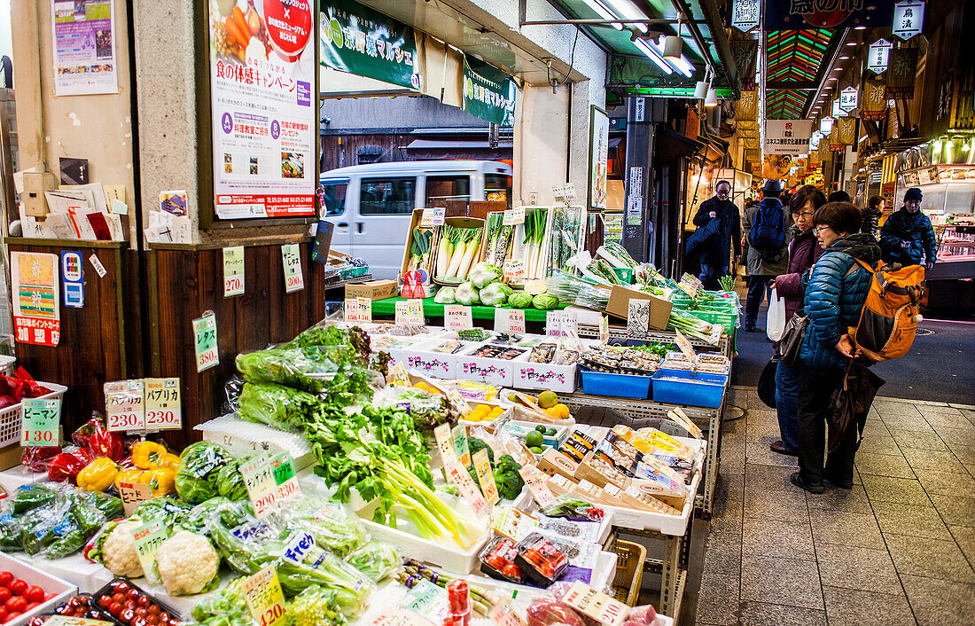Gemüseladen im Nishiki Food Market, Kyoto, Japan
