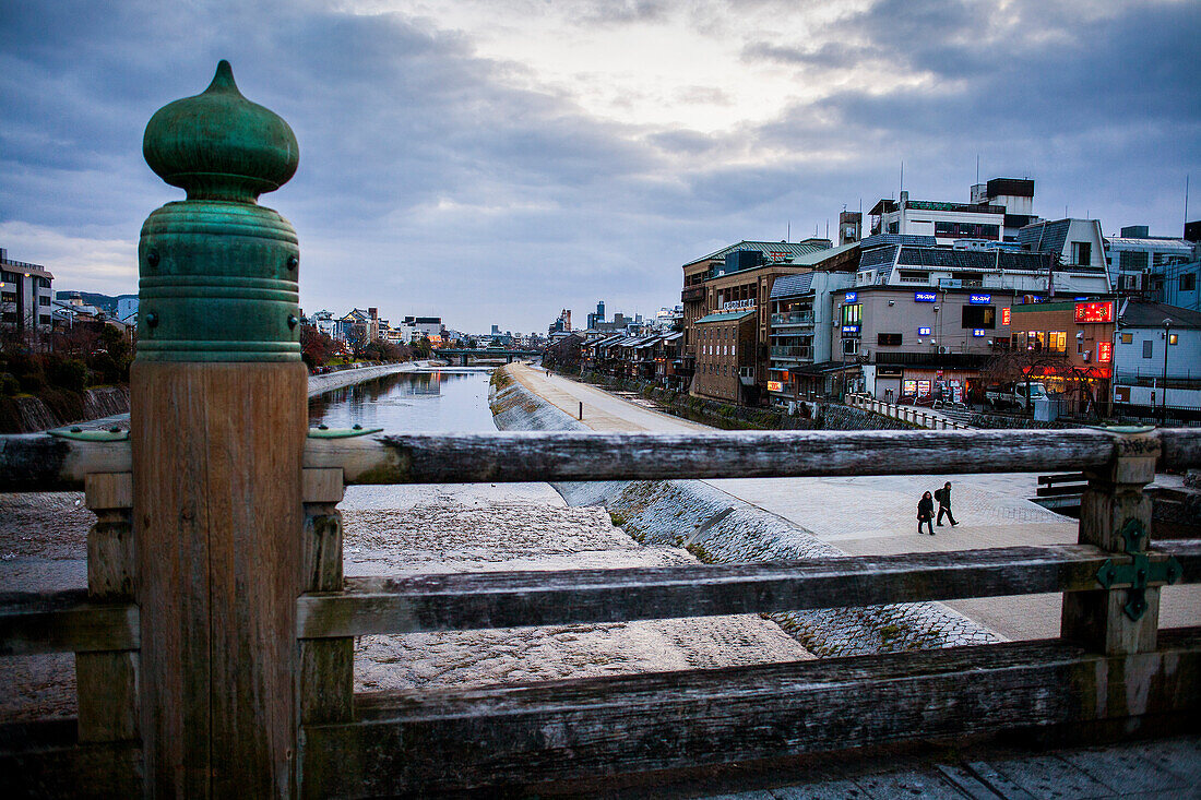 Kamo-Fluss und Pontocho von der Brücke in Sanjo-Ohashi, Kyoto, Japan