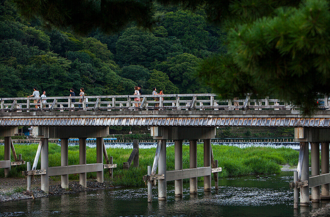 Togetsu-Brücke und Katsura-Fluss in Arashiyama, im Sagano-Gebiet, Kyoto. Kansai, Japan.