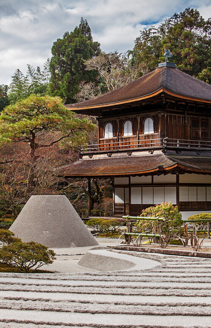 Silver Pavilion and Zen garden symbolizing Mount Fuji and the sea, in Ginkaku ji temple, Kyoto, Kansai, Japan