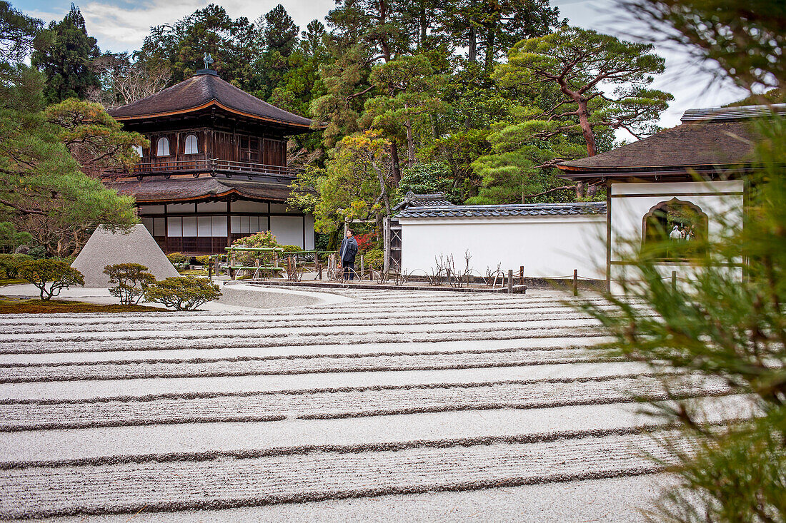Silberner Pavillon und Zen-Garten, der den Berg Fuji und das Meer symbolisiert, im Ginkaku ji-Tempel, Kyoto, Kansai, Japan
