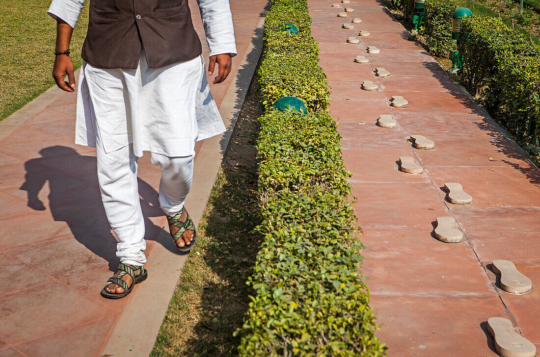 Gandhi Smriti Museum, das Haus, in dem Mahatma Gandhi die letzten 144 Tage seines Lebens verbrachte, bevor er am 30. Januar 1948 erschossen wurde. Die Fußstapfen repräsentieren seinen letzten Gang vor seinem Tod, Delhi, Indien.