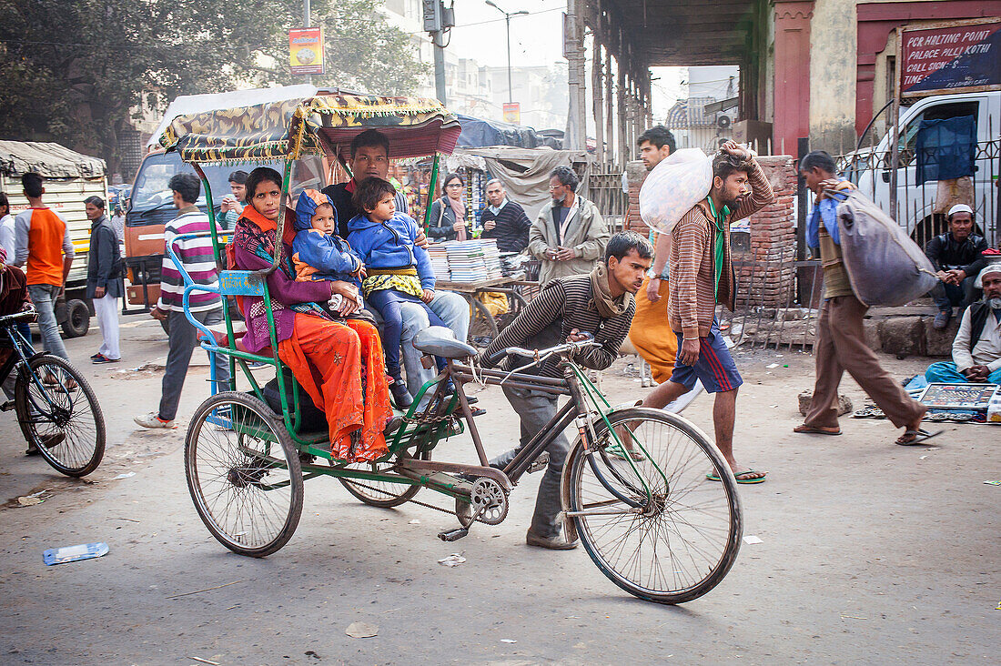Verkehr, in Khari Baoli, nahe Chandni Chowk, Alt-Delhi, Indien