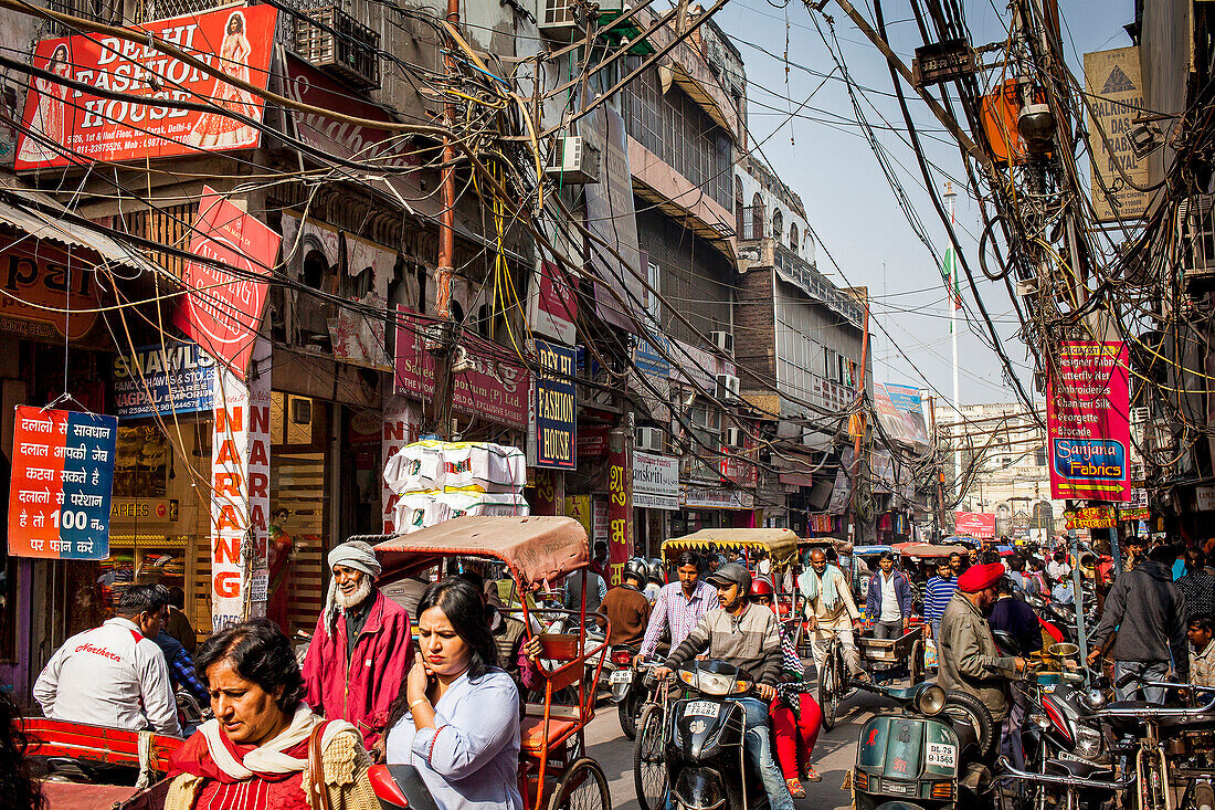 Verkehr, in der Nai Sarak Straße, nahe Chandni Chowk, Alt-Delhi, Indien