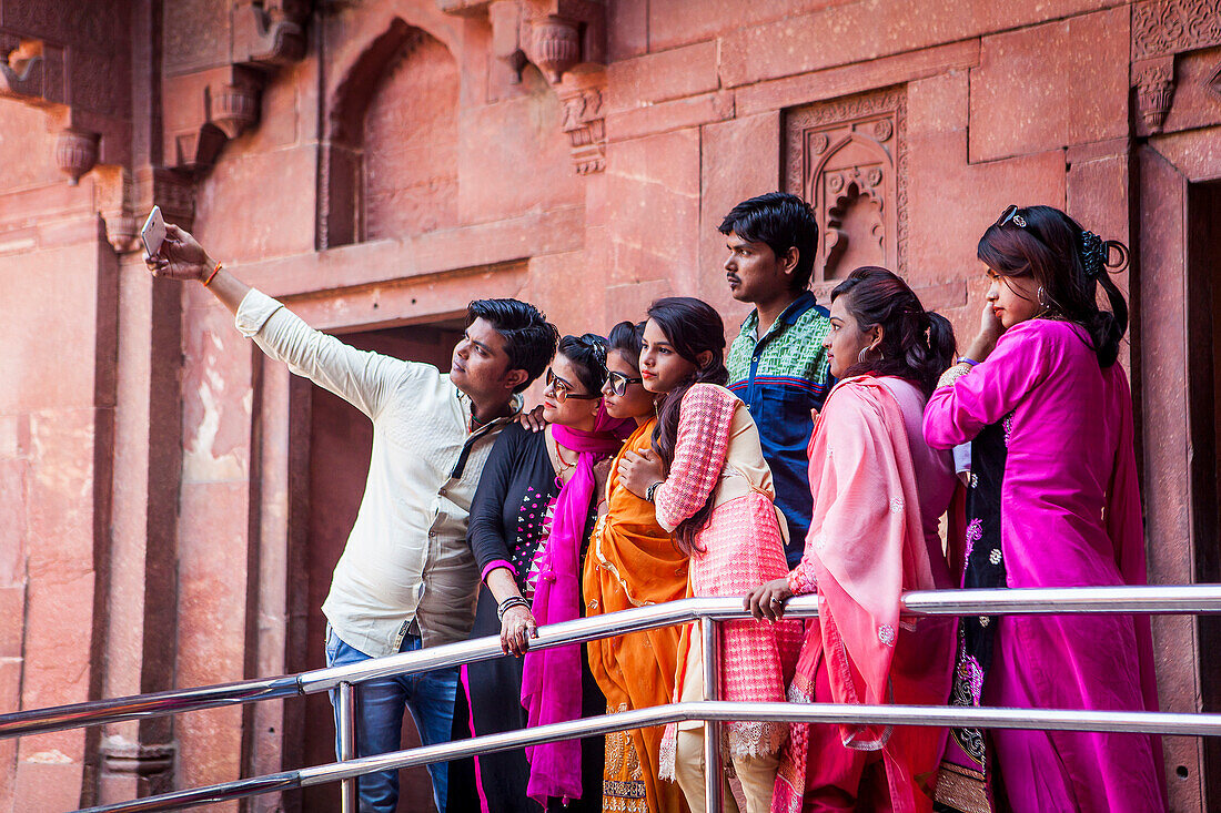 Besucher, in Jehangirs Palast, Agra Fort, UNESCO-Welterbe, Agra, Indien