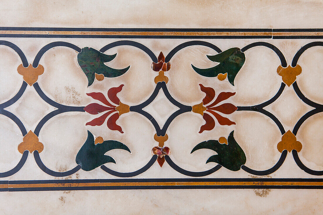 Detail, floraler Einlegefries aus Halbedelsteinen, Innenseite des Taj Mahal, UNESCO-Weltkulturerbe, Agra, Uttar Pradesh, Indien