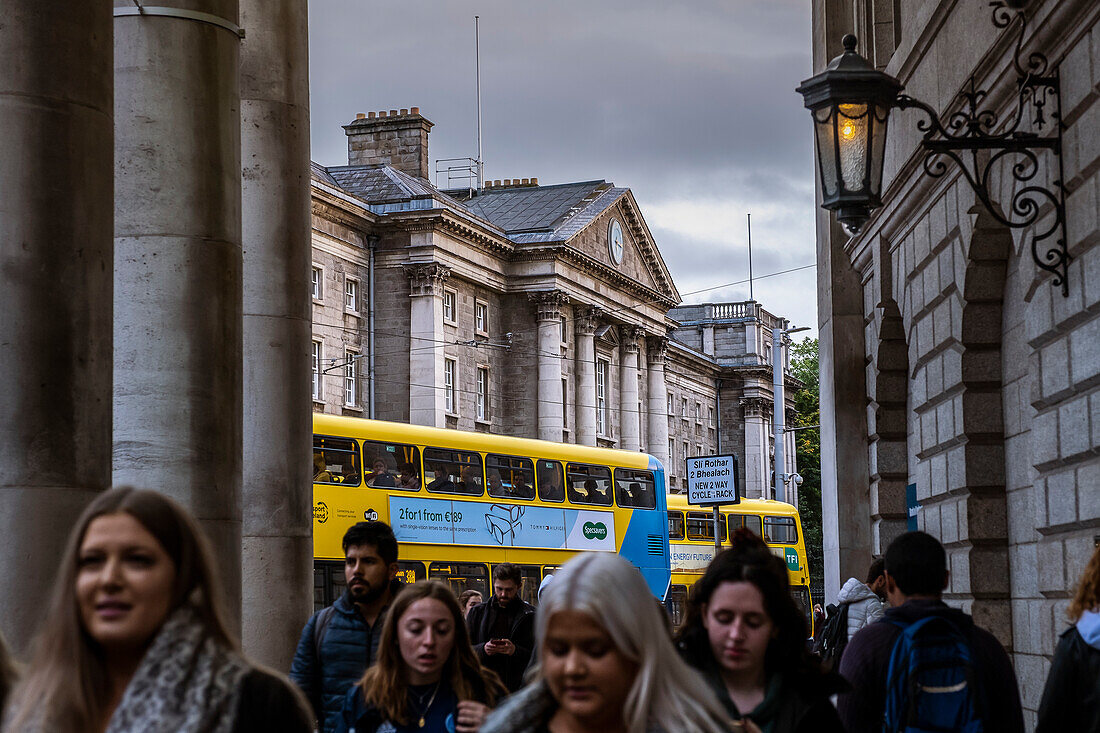 College Green, im Hintergrund das Trinity College, Dublin, Irland